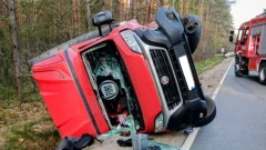 Dramatyczny poranek na DW694. Zderzyły się dwa pojazdy. Sprawca uciekł z miejsca zdarzeni…