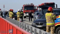 Pościg na S61 i cztery rozbite samochody. Ranni policjanci trafili do szpitala (zdjęcia)