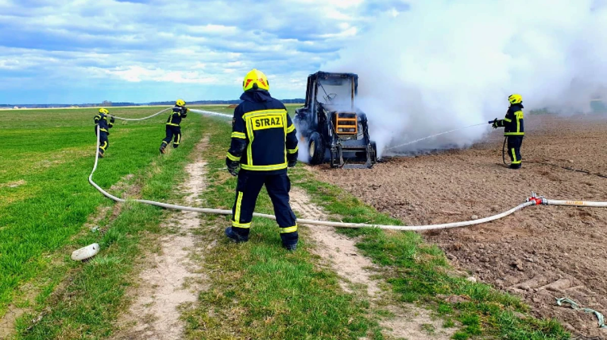 W sobotę 11 kwietnia przed godz. 16.00 strażacy zostali zaalarmowani o pożarze ciągnika rolniczego na polu w miejscowości Tymianki-Dębosze.
