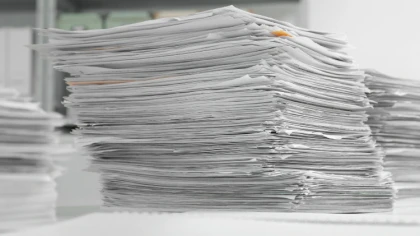 Ktoś - podpisujący się mieszkańcy - składa w Urzędzie Miej