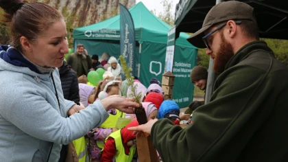 Ponad 400 sadzonek roślin - drzewek i kwiatów - trafiło do O