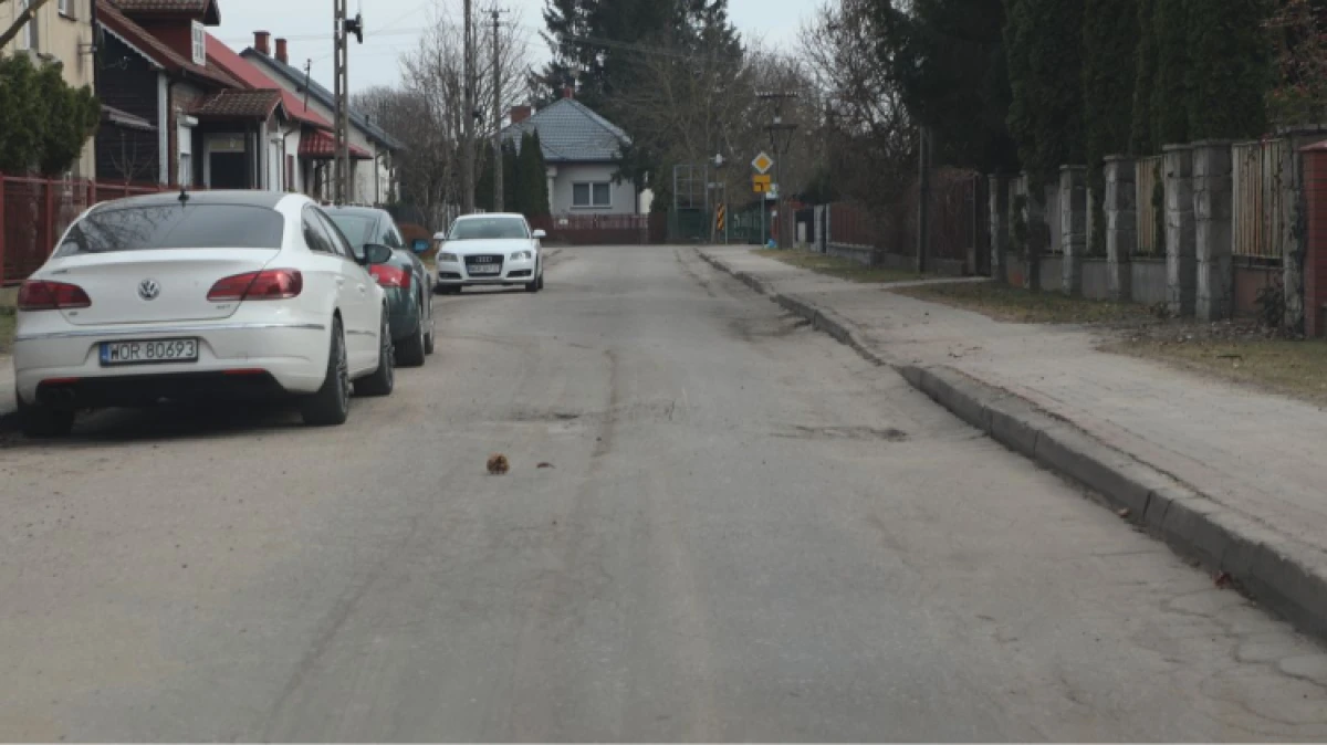 Po zimie pogorszyła się jakość wielu ulic w Ostrowi Mazowieckiej. W niektórych miejscach asfalt jest mocno popękany, a dziury i ubytki sprawi