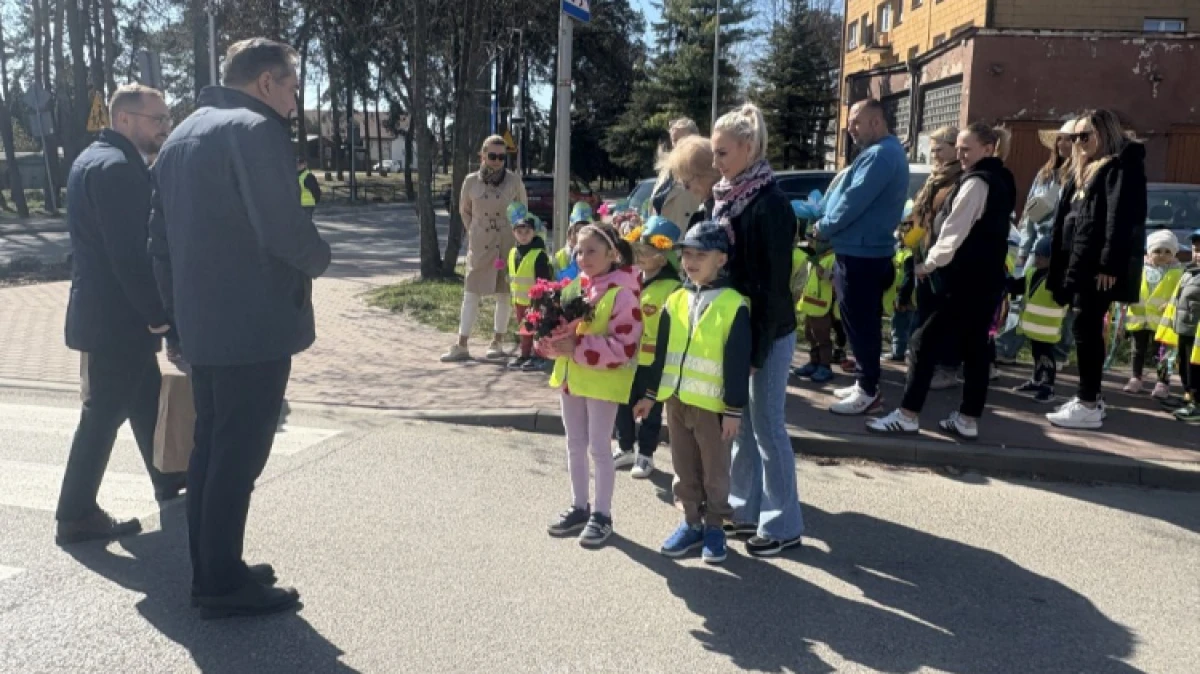 Kolorowy pochód, głośne hasła i mnóstwo dziecięcej energii. Tak w Małkini Górnej przypomniano, że o przyrodę trzeba dbać każdego dnia, 