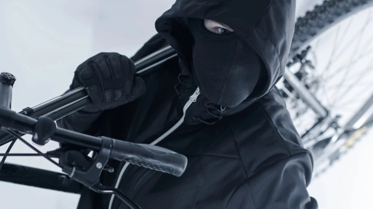 46-letni mieszkaniec powiatu ostrowskiego zgłosił policji kradzież roweru. Z metalowej wiaty osiedlowej zniknął jego rower o wartości 2400 z?