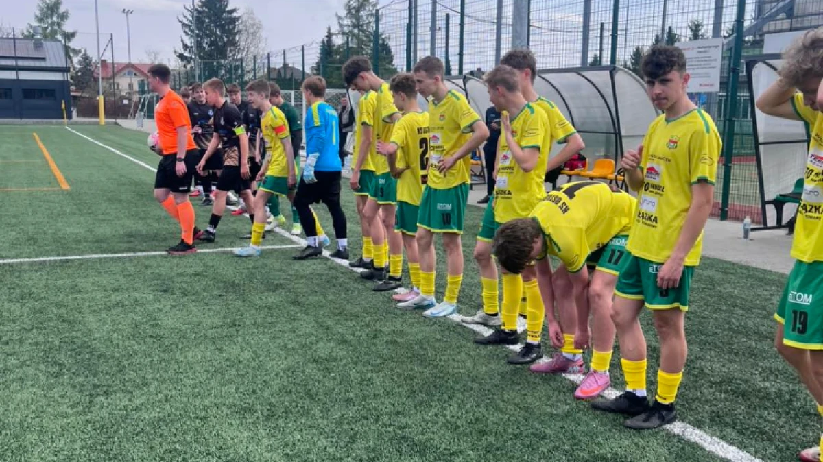 Młodzieżowy zespół KS 2010 Ostrovia Ostrów Mazowiecka rozegrał bardzo mocne spotkanie i pewnie pokonał Iskrę Krasne 9:1. Od pierwszych minu