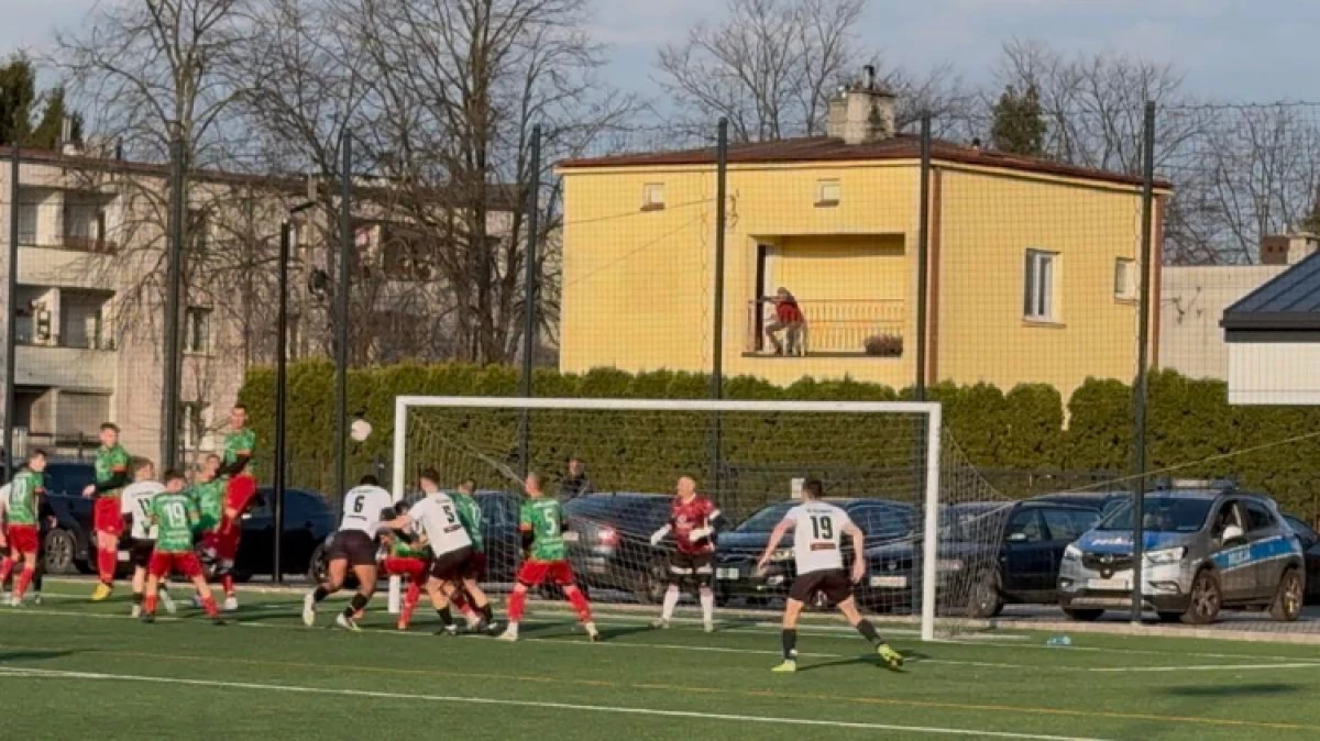 KS Ostrovia Ostrów Mazowiecka wygrała u siebie z Wkrą Żuromin 4:2 i dopisała bardzo cenne trzy punkty. Zespół z Ostrowi pokonał drużynę z