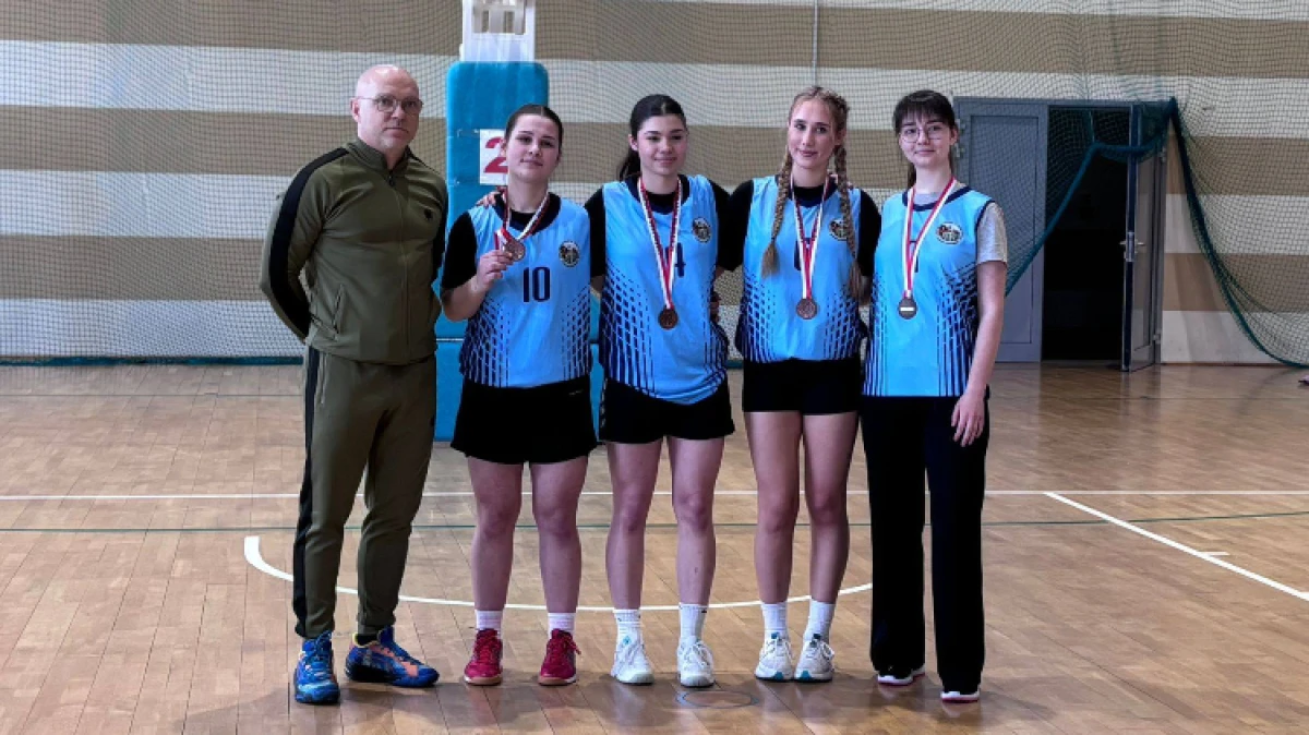 Bardzo dobry występ zanotowała reprezentacja dziewcząt z LO im. M. Kopernika w Ostrowi Mazowieckiej podczas zawodów rozgrywanych w ramach koszy