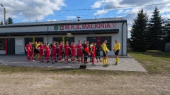 Małkinia wyrwała zwycięstwo w doliczonym czasie. Emocje, kartki i gol na wagę trzech punk…