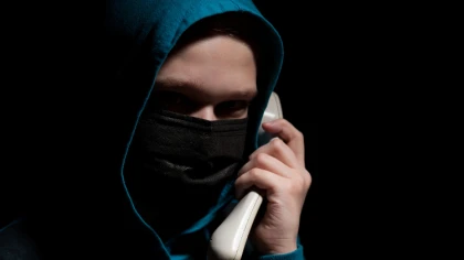 Mężczyzna podający się za policjanta zadzwonił do starszej k