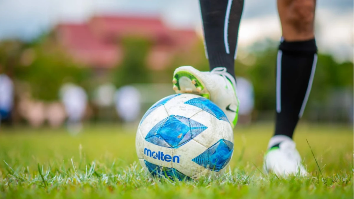 Futbol, jako sport, nieustannie ewoluuje. Współczesne zmiany w taktyce i strategii gry przyczyniają się do wzrostu znaczenia niektórych pozycj