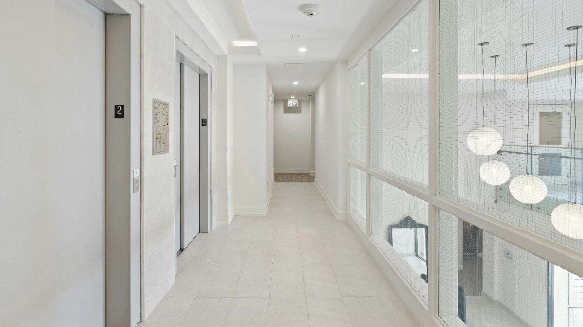 Koszty serwisu wind w Warszawie potrafią stanowić istotną pozycję w budżecie wspólnot mieszkaniowych, spółdzielni czy zarządców nieruchom