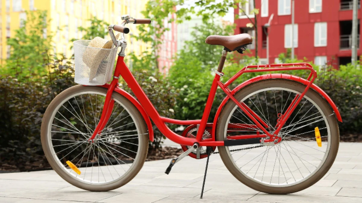 Budżet do 2000 zł pozwala na zakup solidnego roweru miejskiego, który posłuży przez wiele sezonów. W tej półce cenowej znajdziemy modele z 