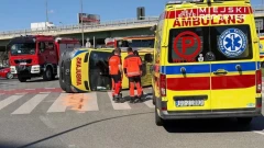 Karetka z Ostrołęki, przewożąca pacjenta, leżała na środku ronda... w Warszawie! (zdjęcia)