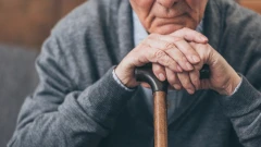 Opaska dla seniora - mała rzecz, a może uratować życie.  W gminie Ostrów Mazowiecka ten p…