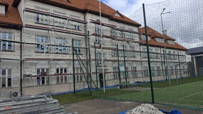 Wykonano już ocieplenie stropu nad ostatnią kondygnacją budy