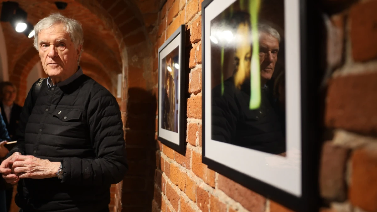 Galeria Sztuki Jatki w Ostrowi Mazowieckiej stała się miejscem wyjątkowego spotkania ze światem Krzysztofa Kieślowskiego. Podczas otwarcia wys