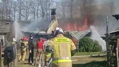 30 strażaków walczyło z pożarem w Choinach. Dom spłonął doszczętnie. Trwa zbiórka dla pog…