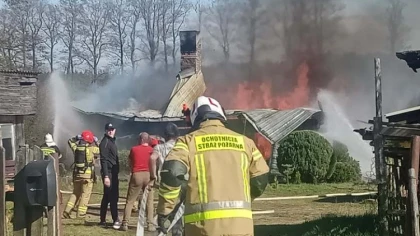 Ogień zabrał im dach nad głową i dorobek życia. Drewniany do