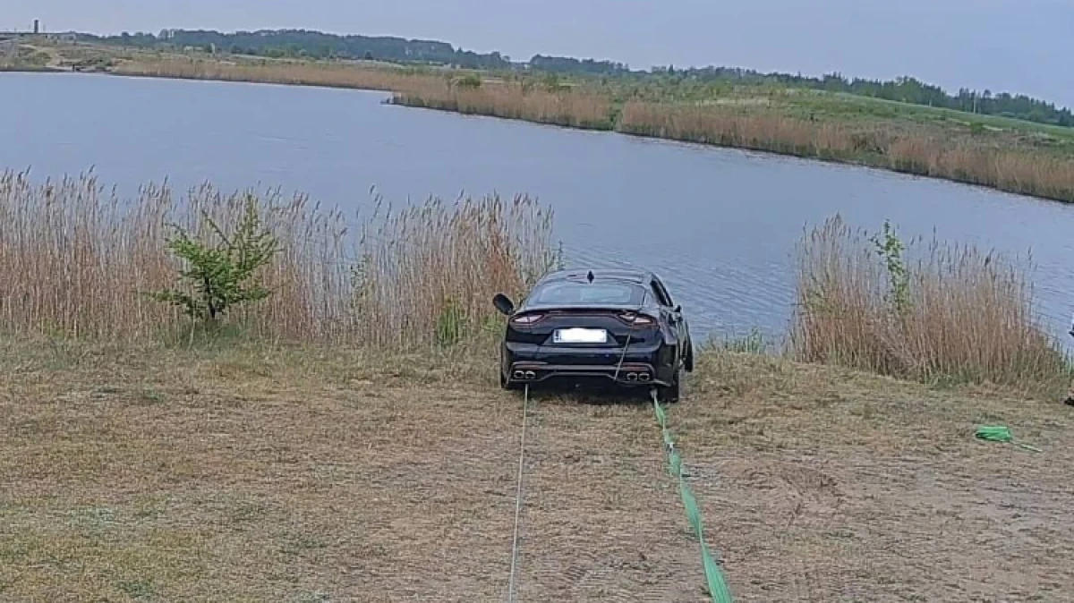 Do nietypowego zdarzenia doszło w Przyborowiu, na wyrobisku pożwirowym. Do wody stoczyła się Kia Stinger.
[foto]48076[/foto]
W czwartek 7 maj