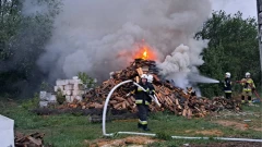Groźny pożar na posesji w miejscowości Borowe. Ogień był blisko zabudowań (zdjęcia)