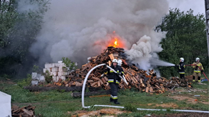Ostrów Mazowiecka - Płomienie pojawiły się na jednej z posesji i szybko zrobiło 