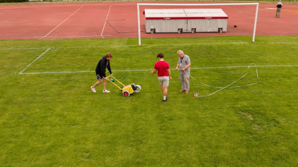Na stadionie miejskim znów będzie słychać gwizdek sędziego, doping kibiców i sportowe emocje. Przed nami weekend, w którym piłkarskie rozgr