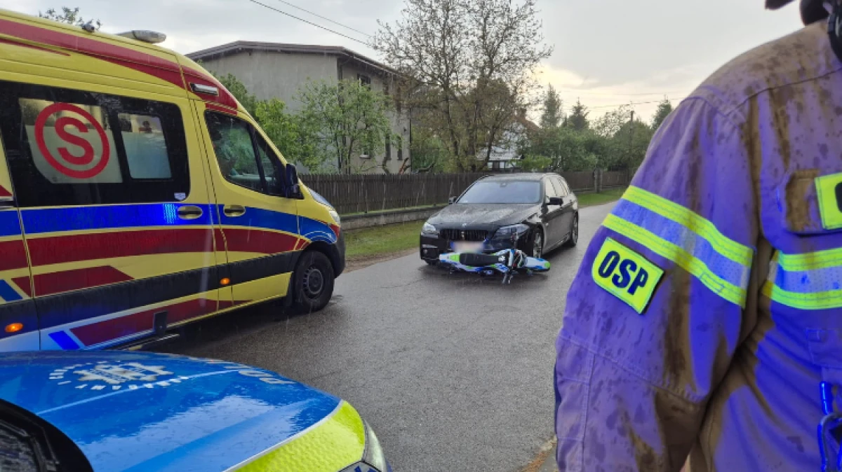 Chwila nieuwagi mogła zakończyć się dramatem. 11-letni chłopiec, jadąc motorowerem, wjechał z pola wprost pod jadące BMW.
[foto]48443[/fot