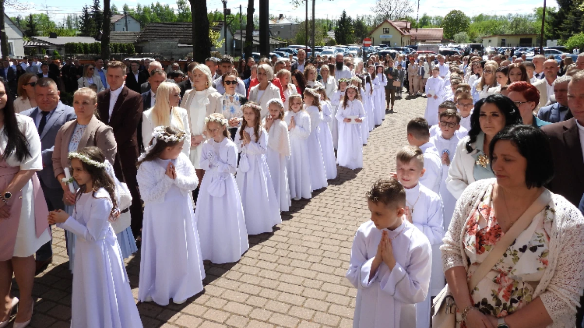 W kościele pw. Najświętszego Serca Jezusowego w Małkini Górnej do Pierwszej Komunii Świętej przystąpiło 16 dziewczynek i  21 chłopców.
