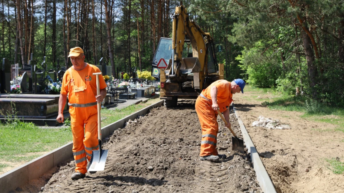 Na cmentarzu komunalnym przy ul. Wiśniowej w Ostrowi Mazowieckiej zostanie wybudowana nowa alejka. Będzie miała około 3 metrów szerokości i 1