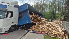 Ciężarówka wywróciła się na jezdnię i uderzyła w ogrodzenie posesji. Do zdarzenia doszło …