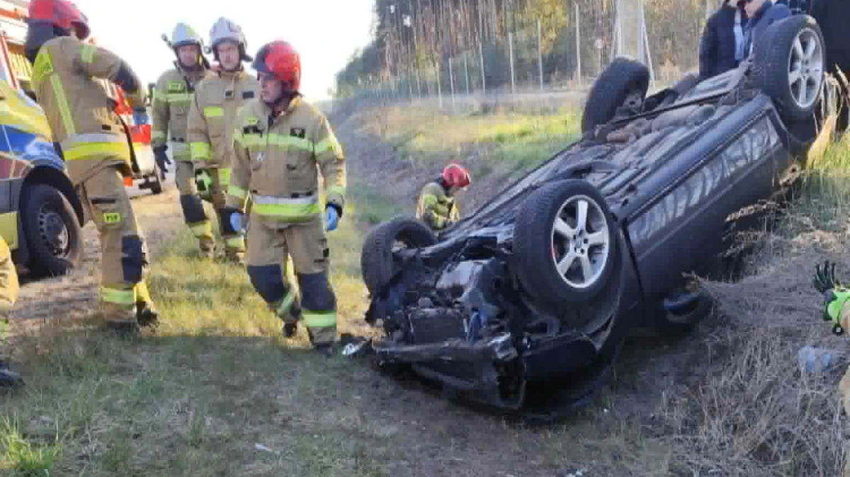 Do tego wypadku doszło 9 maja 2026, przed godz. 19.00 na drodze S8. Auto zjechało z drogi i dachowało.
[foto]48106[/foto]
Jak podają strażac