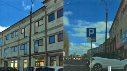Dwa słupy oświetleniowe stojące na parkingu przy ul. Mieczko