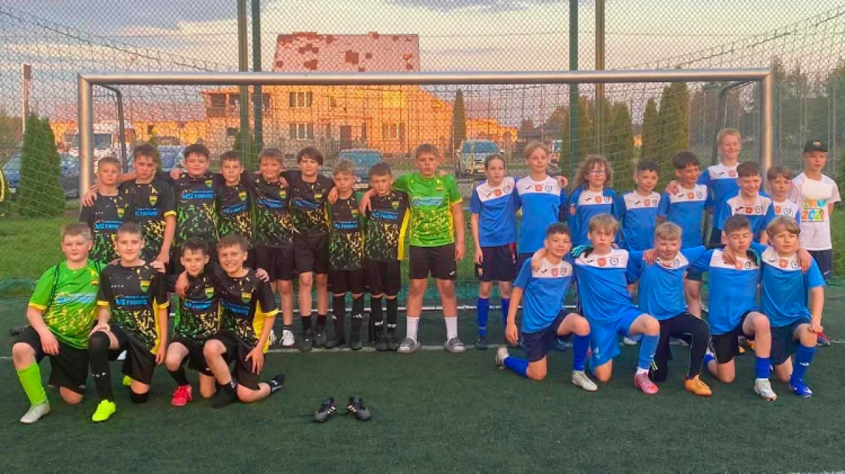 MKS Ostrowianka Ostrów Mazowiecka z rocznika 2015 rozegrała wyjazdowe spotkanie ligowe z Rzekunianką Rzekuń. Mecz przyniósł sporo emocji, a o