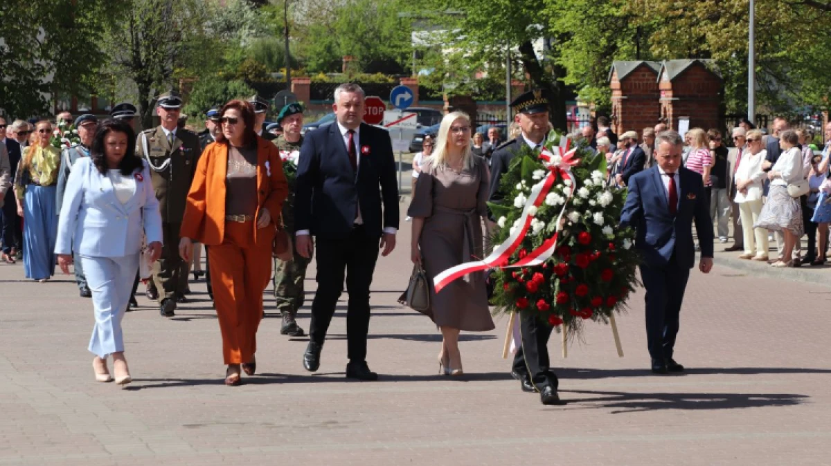 Patriotyczne świętowanie znów miało w Ostrowi Mazowieckiej wyjątkową oprawę. Były poczty sztandarowe, salwa honorowa, występ orkiestry dę