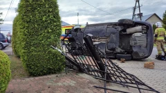 Niefortunne wymijanie w Rostkach Wielkich. Jedno z aut uderzyło w ogrodzenie posesji i wy…