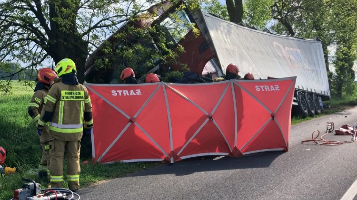 18 maja 2026 przed godz. 16.00 w Chmielewie gm. Zaręby Kościelne doszło do czołowego zderzenia samochodu osobowego z pojazdem ciężarowym. Oso