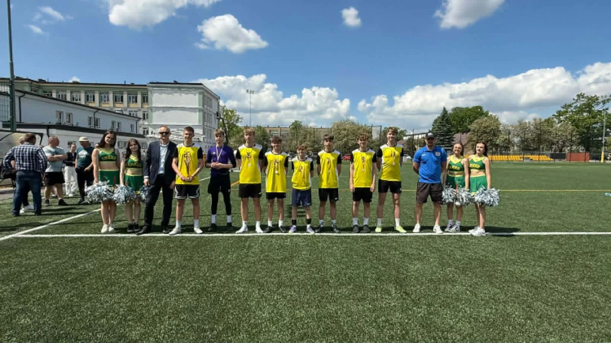 Boisko sportowe Rubinek w Ostrowi Mazowieckiej gościło uczestników II Turnieju o Puchar Dyrektora ZS nr 1. W piątek 22 maja do piłkarskiej ryw