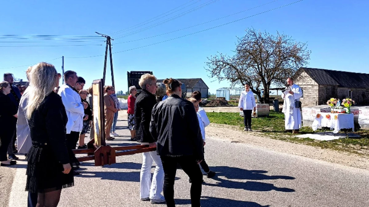 Święcenie pól to obrzęd chrześcijański będący wyrazem wiary w Bożą Opatrzność, odprawiany w okresie intensywnego wzrostu roślin, łąc