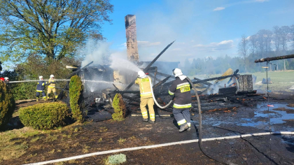 Ostrów Mazowiecka - Pożar drewnianego domu w Choinach wybuchł 1 maja 2026 przed 