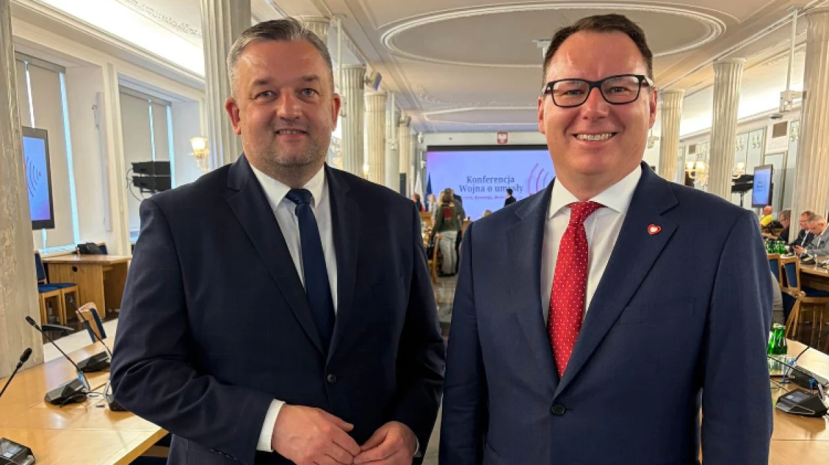 Burmistrz miasta Ostrów Mazowiecka uczestniczy dziś w Sejmie RP w konferencji "Wojna o umysły. Strach, dywersja, dezinformacja". Spotkanie dotyc