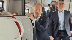 Premier Donald Tusk w Ostrołęce. Jechał pierwszym od ponad 30 lat pociągiem do Łomży