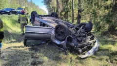 Wypadek na DK50 między Ostrowią a Brokiem. Jaguar w rowie. Zdjęcia