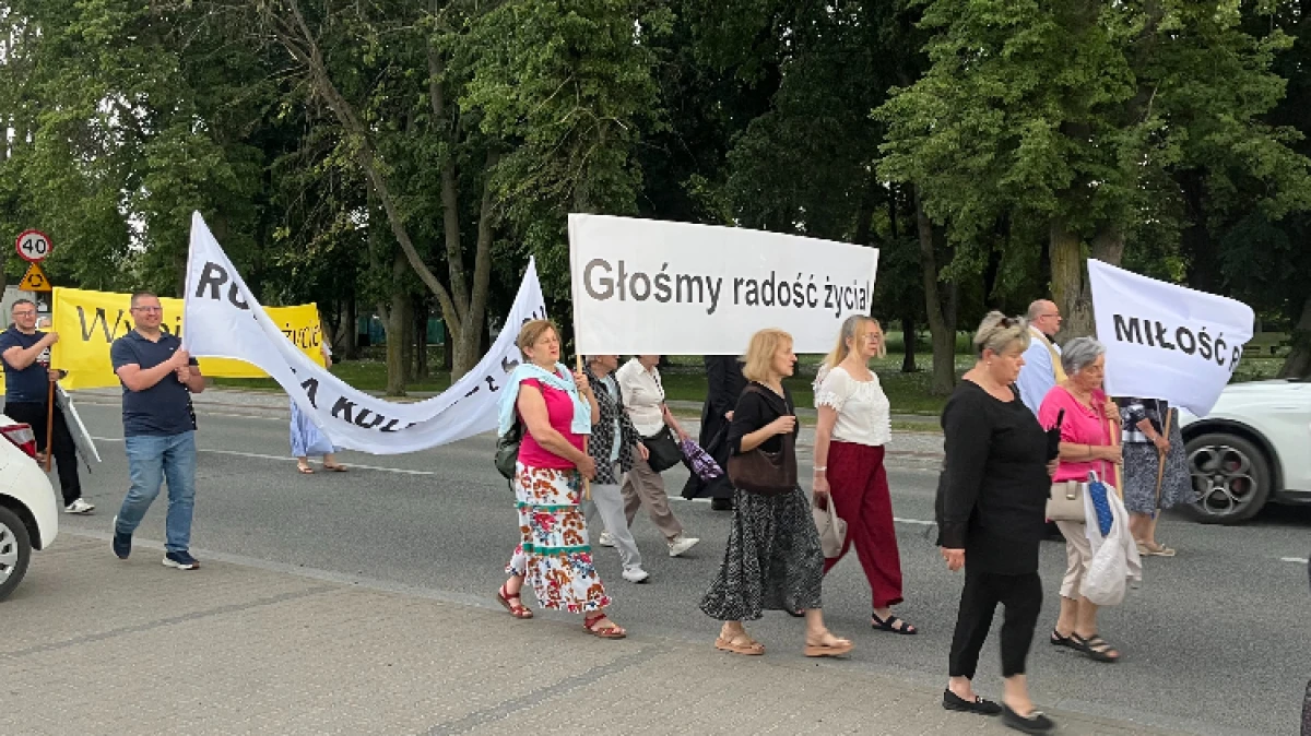 Rodziny z dziećmi, młodzież, seniorzy i wspólnoty parafialne przeszli ulicami Ostrowi Mazowieckiej podczas Ostrowskiego Marszu dla Życia i Rod