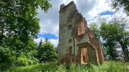 Dziś straszy wyglądem i mało kto tam zagląda. Z drogi (w kie