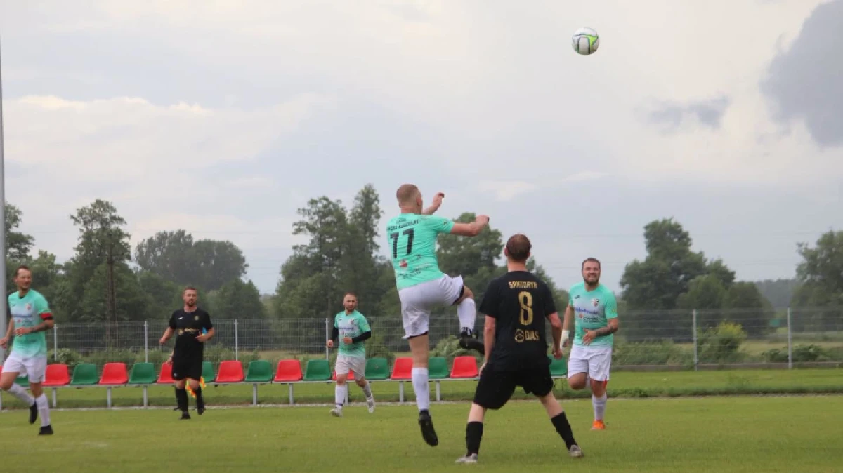 Iskra Zaręby Kościelne przegrała z Santorynem Nowinki 0:1 w ostatnim meczu sezonu, ale wynik tego spotkania nie zmienił najważniejszego rozstr