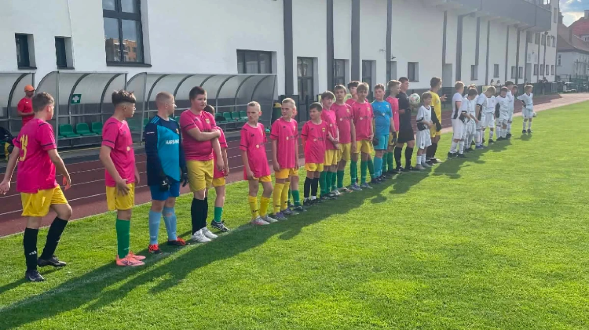 KS Ostrovia Ostrów Mazowiecka 2012 wygrała z KS Orzyc Chorzele 2:1 w meczu pełnym walki, wysokiego tempa i sytuacji pod obiema bramkami. Kibice 