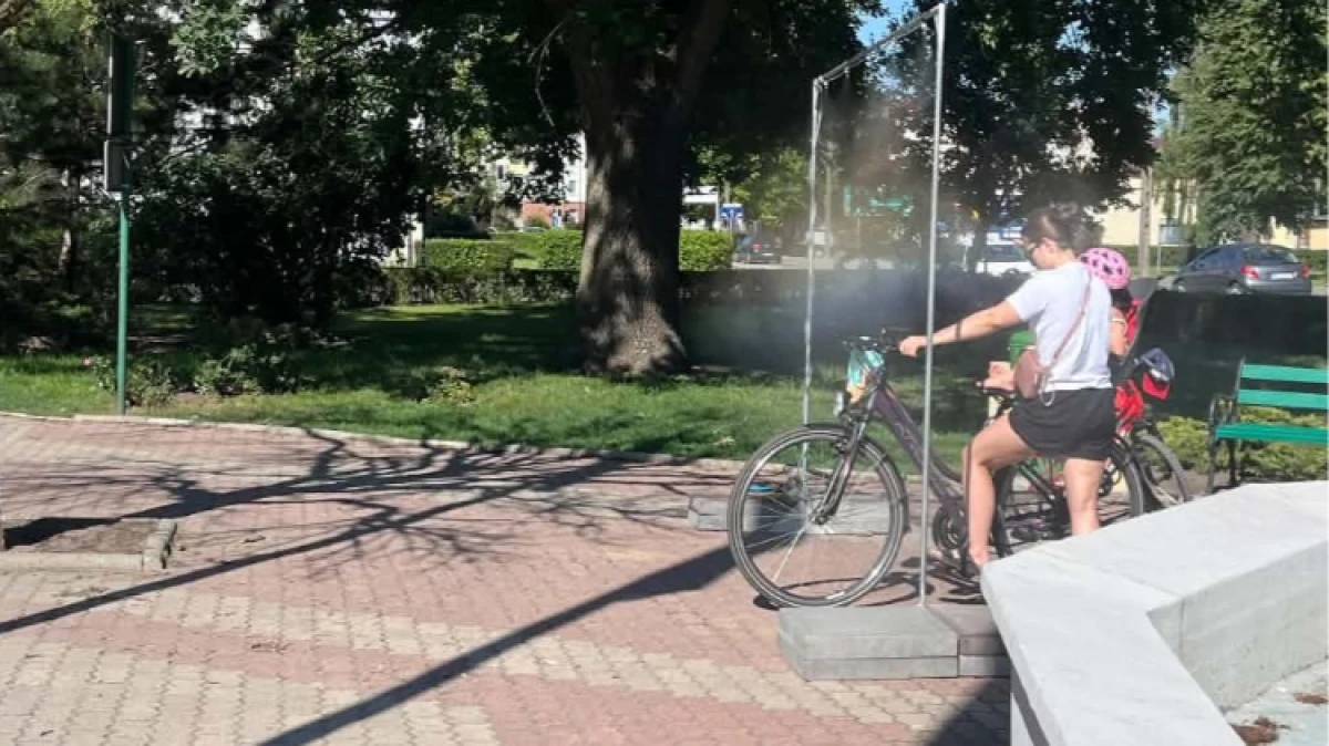 Kurtyny wodne zamontowane zostały w czterech lokalizacjach. Delikatna mgiełka wodna pozwala szybko się schłodzić podczas spaceru, drogi do pra