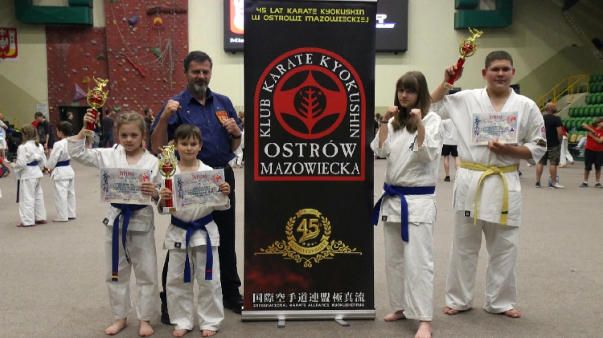 Zawodnicy Ostrowskiego Klubu Karate Kyokushinkai mają za sobą intensywną część sezonu. Wiosną wystąpili w 5 dużych turniejach, w tym w mis