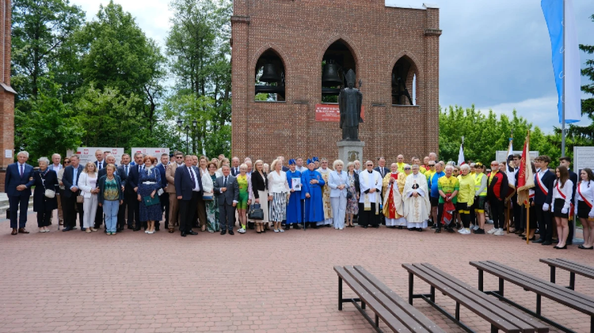 31 maja 2026 r. w Zuzeli odbyły się uroczyste obchody Dnia Patrona Powiatu Ostrowskiego – bł. kard. Stefana Wyszyńskiego.
[foto]48511[/foto]