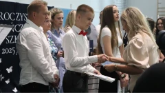 Ostatni raz w szkolnych ławkach. Ósmoklasiści z "Jedynki" pożegnali szkołę (zdjęcia, wide…